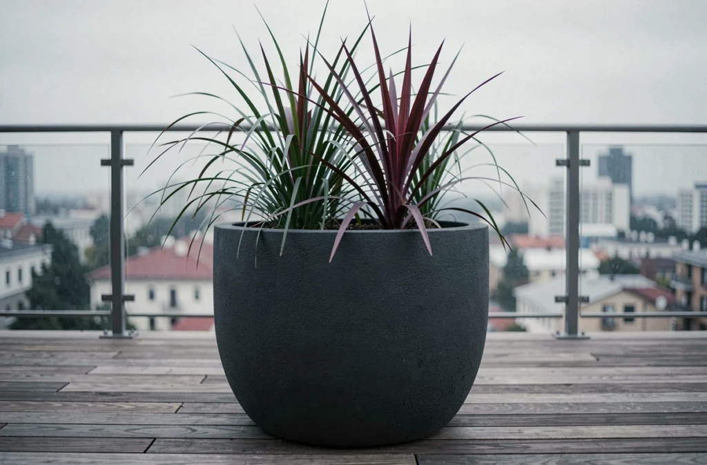 Grand bac à plantes moderne anthracite de 100 cm sur terrasse en bois avec graminées ornementales